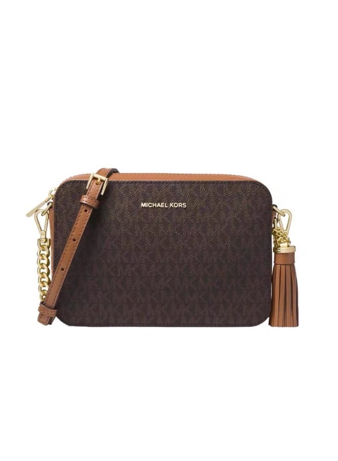 مايكل حقيبة كاميرا كروس بودي من مايكل كورس للنساء - طباعة شعار متوسط على قماش القنب - Image 1